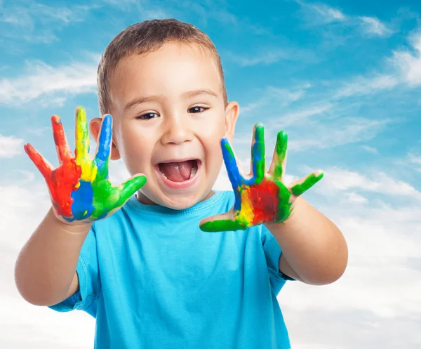 Милый ребенок играет с краской — стоковое фото