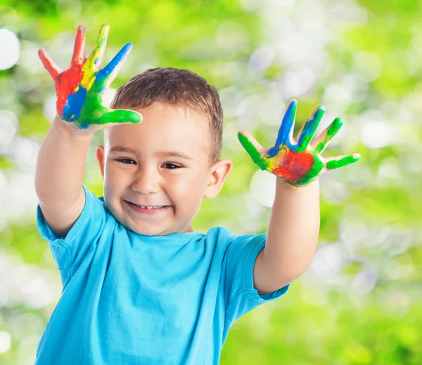 Aranyos gyerek játszik festékkel — Stock Fotó