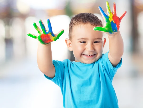 かわいい子供に塗装で遊んで — ストック写真