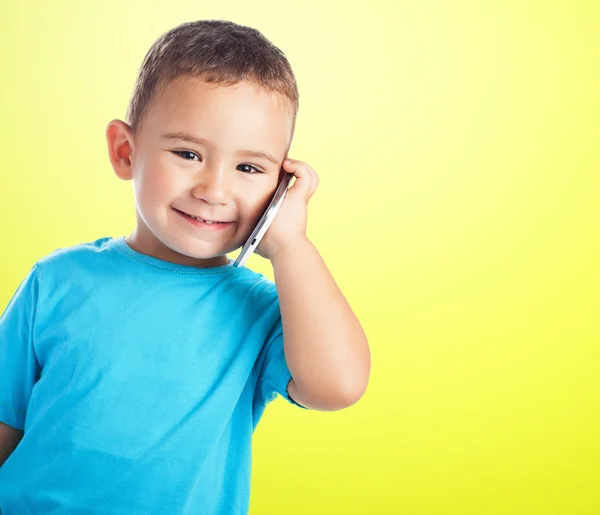 Lindo niño hablando en el teléfono móvil — Foto de Stock