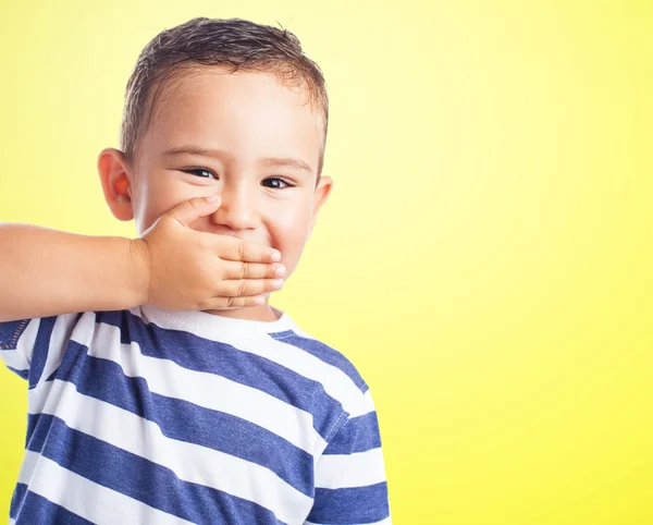 Schattige jongen die betrekking hebben op zijn mond — Stockfoto