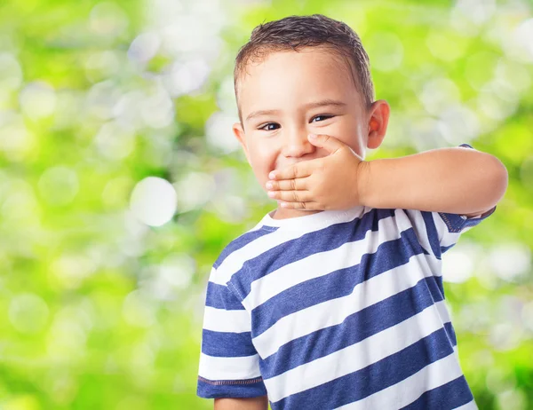 Χαριτωμένο παιδί που καλύπτει το στόμα του — Φωτογραφία Αρχείου