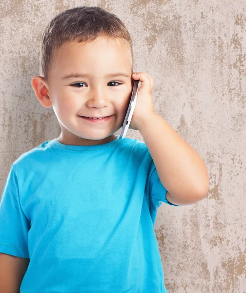 Schattige jongen praten op mobiele telefoon — Stockfoto