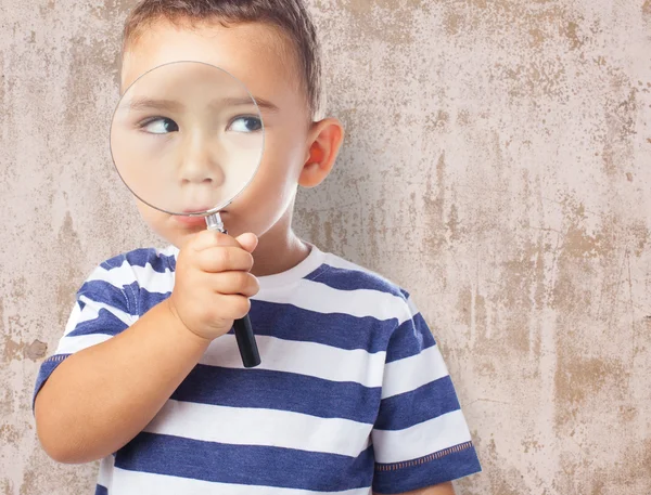 Enfant regardant à travers la loupe — Photo