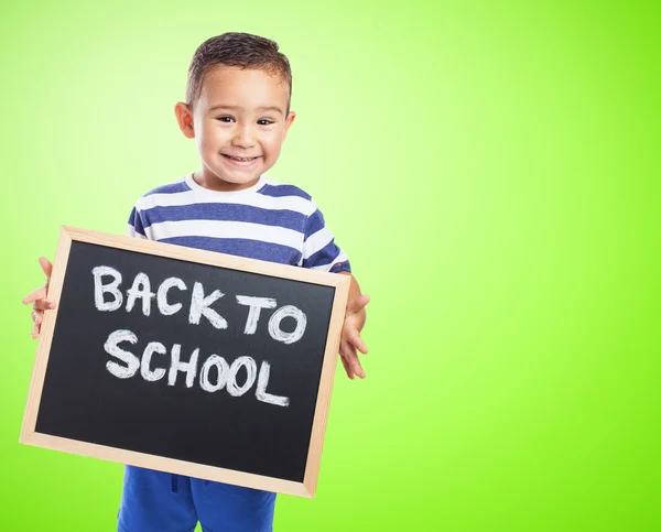 Lindo niño sosteniendo pizarra — Foto de Stock