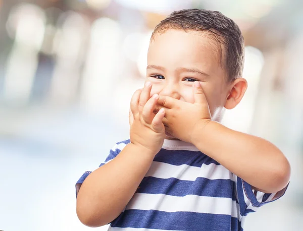 Schattige jongen die betrekking hebben op zijn mond — Stockfoto