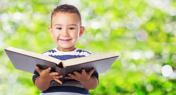 Schattige jongen bedrijf grote boek — Stockfoto