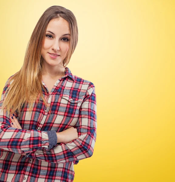 Jonge vrouw met gekruiste armen — Stockfoto