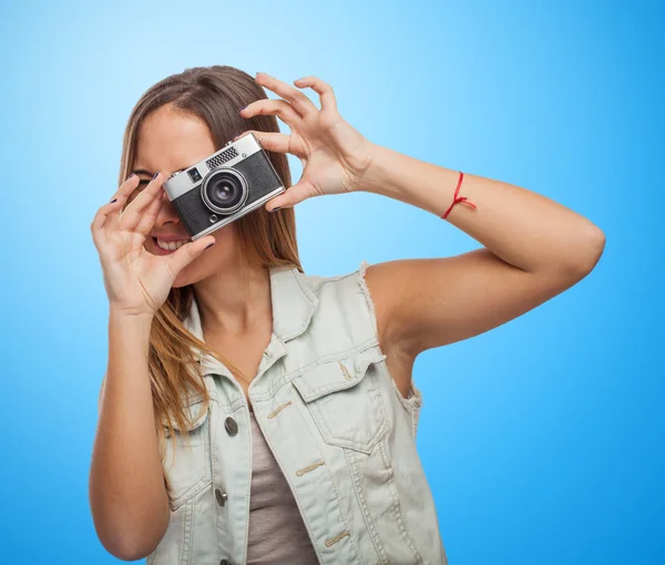 Mujer bastante joven tomando fotos — Foto de Stock