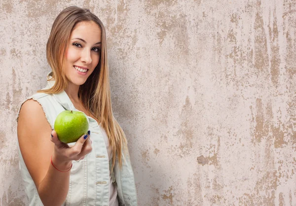 Mujer joven y bonita ofreciendo manzana —  Fotos de Stock