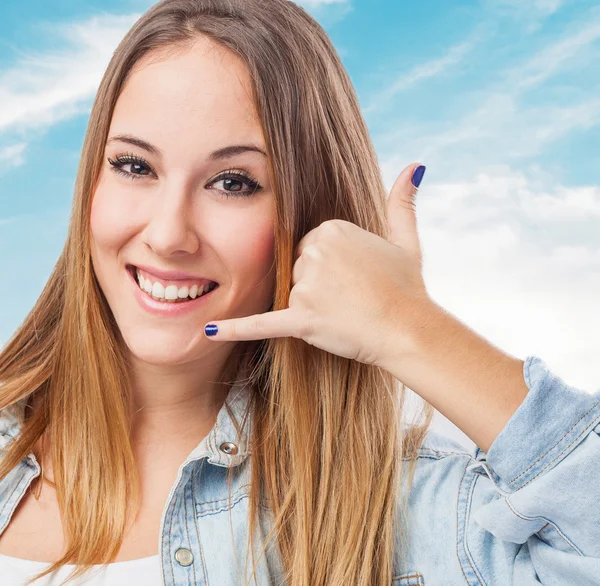 Jonge vrouw gebaar maken om te bellen — Stockfoto