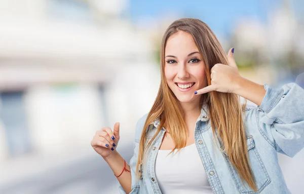 Mujer joven haciendo gesto para llamar —  Fotos de Stock