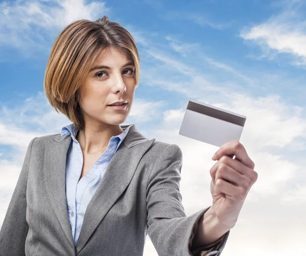 Junge Frau zeigt Kreditkarte — Stockfoto