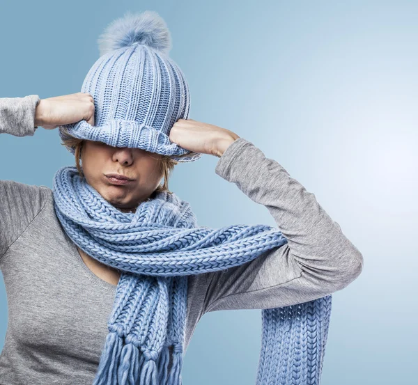 Kobieta, obejmujące głowę z ciepła czapka — Zdjęcie stockowe