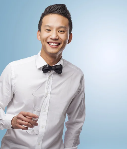 Elegante junge asiatische Mann mit Glas — Stockfoto