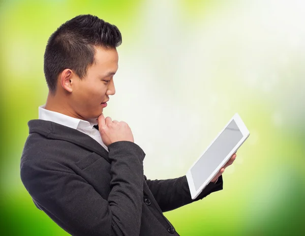 Homem asiático usando tablet — Fotografia de Stock