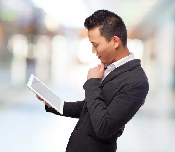 Homem asiático usando tablet — Fotografia de Stock