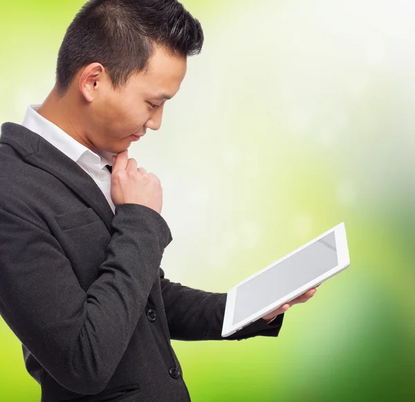 Homem asiático usando tablet — Fotografia de Stock