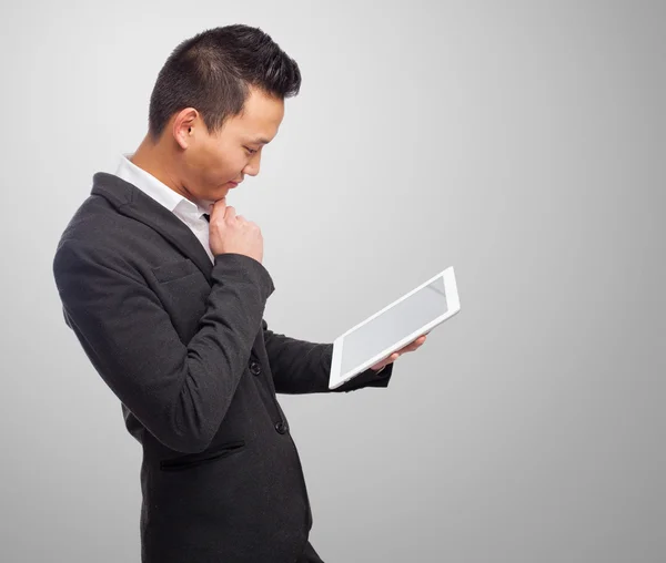 Homem asiático usando tablet — Fotografia de Stock