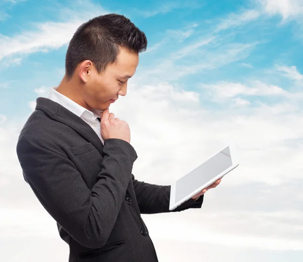 Homem asiático usando tablet — Fotografia de Stock