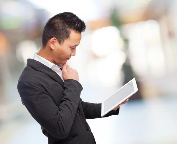 Aziatische man met tablet — Stockfoto