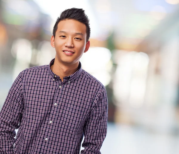 Schöner junger asiatischer Mann — Stockfoto