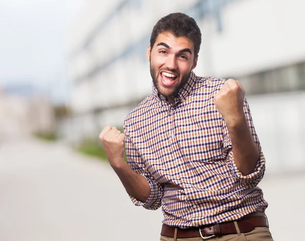 Jeune homme faisant geste de victoire — Photo