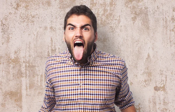 Jeune homme montrant sa langue — Photo