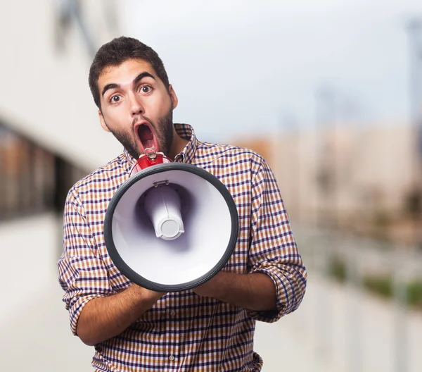 Stilig ung man med MegaFon — Stockfoto