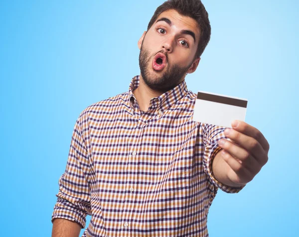 Jeune homme tenant une carte de crédit — Photo