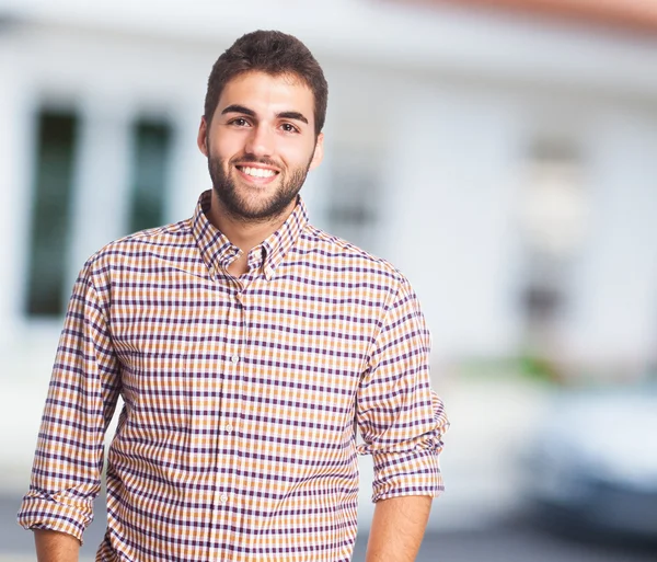 Schöner junger Mann lächelt — Stockfoto