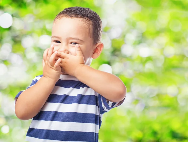 Schattige jongen die betrekking hebben op zijn mond — Stockfoto