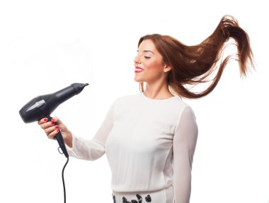 Genç kadın bir kurutma makinesi kullanma