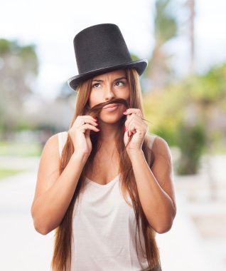 Güzel kız bir adam taklit