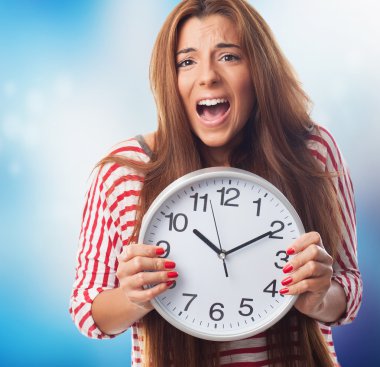 Elinde saat tutan kadın.