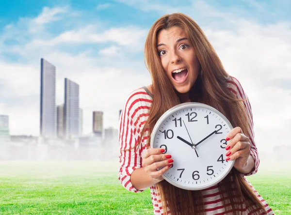 Mujer sosteniendo un gran reloj — Foto de Stock