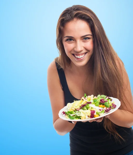 Женщина держит вкусный салат — стоковое фото