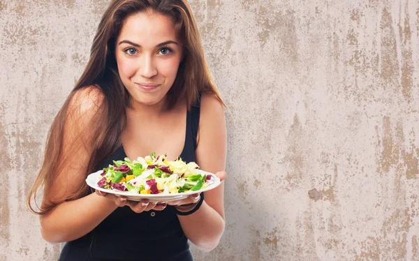 Giovane donna con insalata — Foto Stock