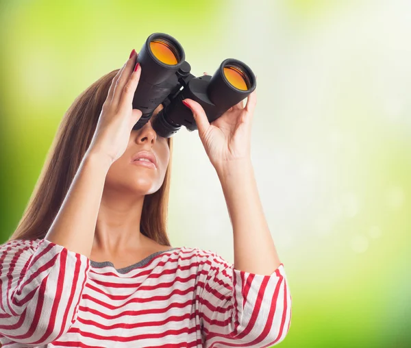 Mujer mirando a través de un prismáticos — Foto de Stock