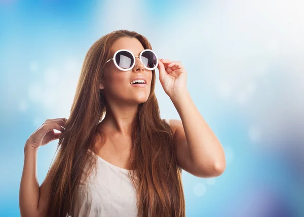Ragazza che indossa un occhiali da sole rotondi — Foto Stock