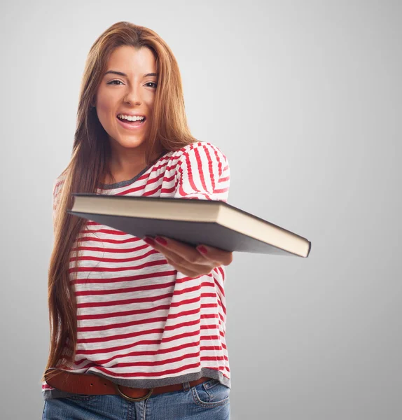 Vrouw geven een boek — Stockfoto