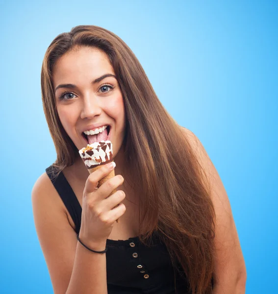 Mujer joven lamiendo un helado — Foto de Stock