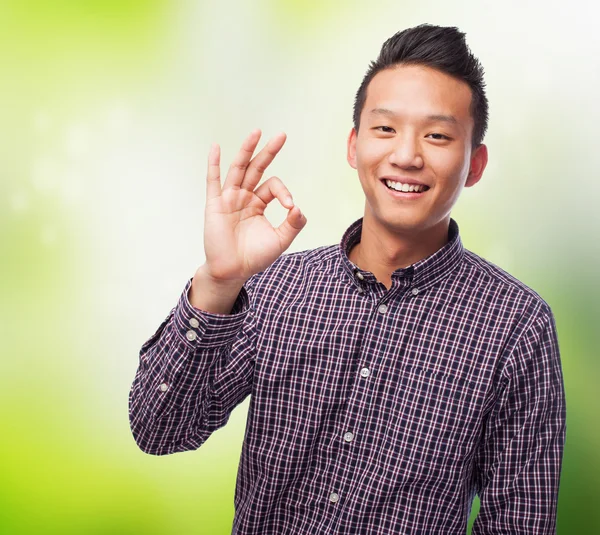 İyi jest yapan Asyalı erkek