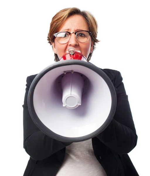 Mulher gritando com um megafone — Fotografia de Stock
