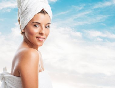 Kadın bir banyodan sonra rahat