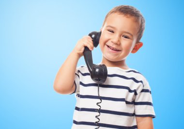 Telefonla konuşurken çocuk