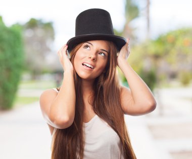 Vintage bir silindir şapka giyen güzel kız