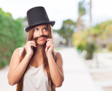 Güzel kız bir adam taklit