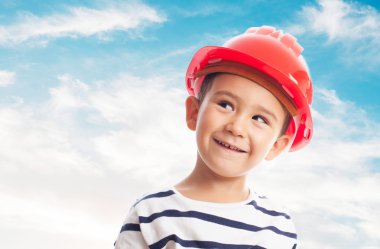Bir mason kask giyen çocuk