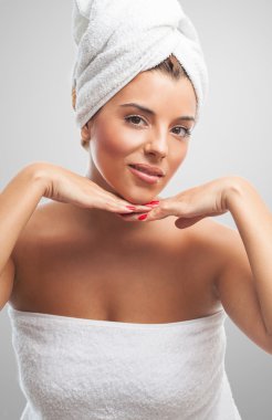 Kafasında bir havlu giyen kadın